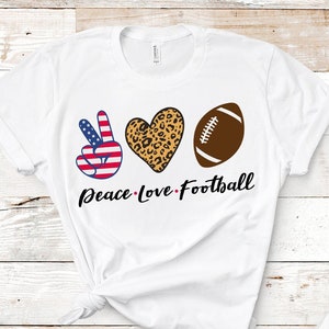Peace Love Football SVG PNG, Mamma di calcio Png, Maglietta della mamma di calcio SVG Png, Peace Love Football Sublimazione, Citazione di calcio Svg Cricut