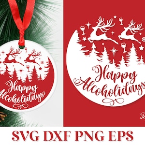 Happy Alcoholidays Christmas SVG PNG, File SVG di Natale divertente, Calici da vino di Natale 2022 Svg, Scena di ornamento natalizio rotondo Svg,