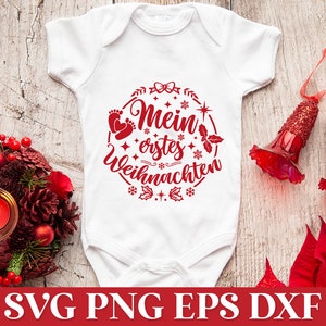 Könnte beinhalten: Ein weißer Babybody mit einem roten Kreisdesign, auf dem "Mein erstes Weihnachten" mit einem Babyfußabdruck und  Weihnachtsmotiven steht.