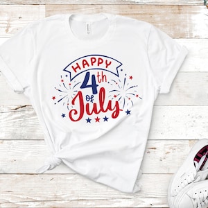 Peut inclure: T-shirt blanc avec un motif rouge et bleu qui dit "Happy 4th of July" avec des feux d'artifice et des &eacute;toiles.