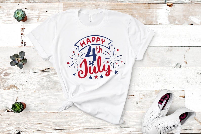 Peut inclure: T-shirt blanc avec un motif rouge et bleu qui dit "Happy 4th of July" avec des feux d'artifice et des &eacute;toiles.