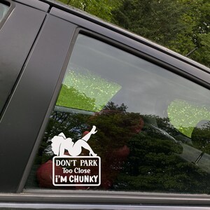 Paquete de calcomanías divertidas para autos en formato SVG con frases como "No aparques demasiado cerca" (descarga digital). imagen 2