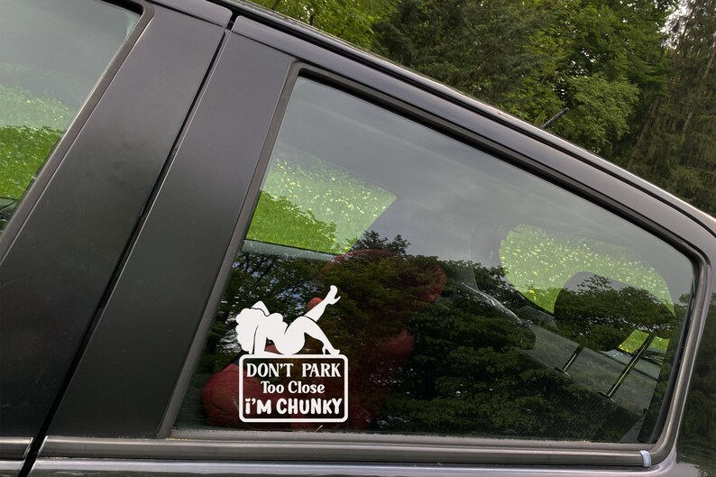 Paquete de calcomanías divertidas para autos en formato SVG con frases como "No aparques demasiado cerca" (descarga digital). imagen 2