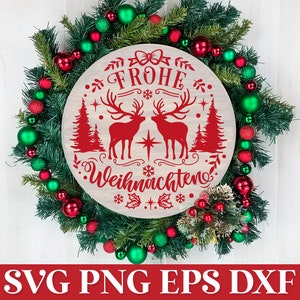 Könnte beinhalten: Ein Weihnachtskranz mit einem Holzschild in der Mitte. Das Schild zeigt roten Text und Illustrationen von Rentieren und Tannenbäumen mit dem deutschen Satz "Frohe Weihnachten". Der Kranz ist mit grünen und roten Kugeln geschmückt.