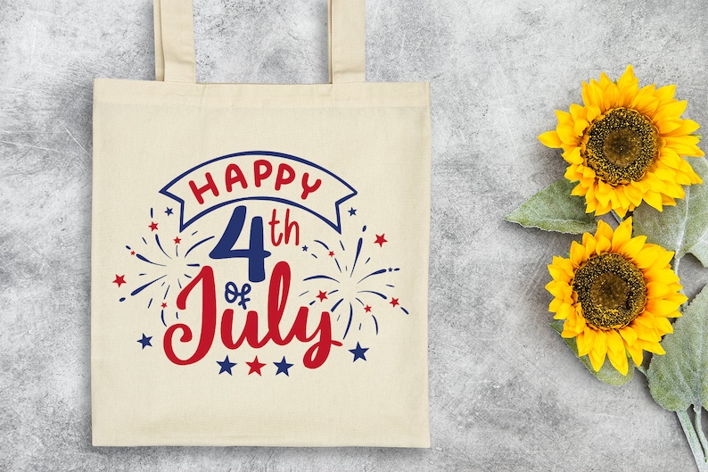 Peut inclure: Un sac fourre-tout en toile blanche avec un motif rouge, blanc et bleu qui dit "Happy 4th of July" avec des feux d'artifice et des &eacute;toiles.