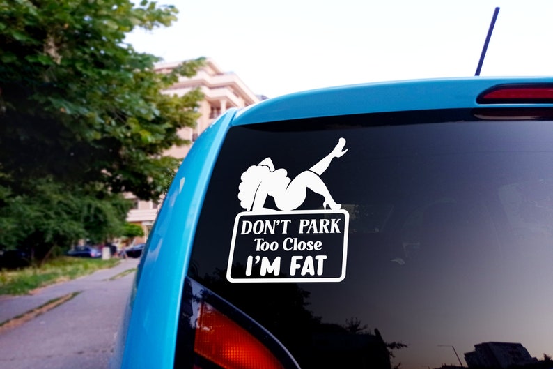 Paquete de calcomanías divertidas para autos en formato SVG con frases como "No aparques demasiado cerca" (descarga digital). imagen 6