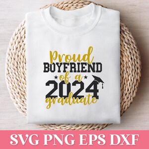 Fier petit ami d'un diplômé SVG PNG 2024, famille fière diplômée 2024 SVG, Svg chemise 2024 de la classe supérieure, chemise Graduation 2024 à capuche Svg