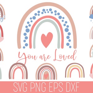 Pode incluir: Conjunto de dez arquivos de corte SVG de arco-&iacute;ris com diferentes designs. Cada arco-&iacute;ris tem um cora&ccedil;&atilde;o no centro e alguns t&ecirc;m detalhes adicionais como estrelas, pontos ou nuvens. O texto "You are Loved" est&aacute; escrito abaixo do arco-&iacute;ris maior.