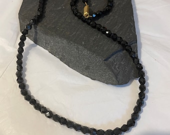 Vintage schwarze Glaskette mit facettierten Perlen 20 inch