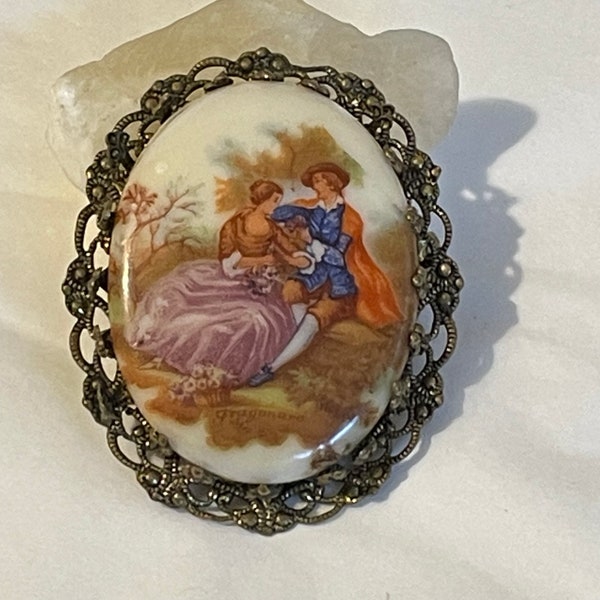 Fragonard Broche transfert imprimé comptant couple sur céramique avec joli filligree dos.