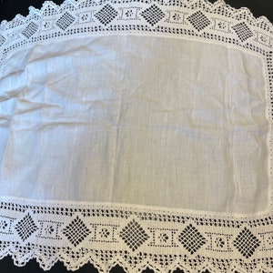 Petite nappe rectangulaire avec broderie lin blanc vintage