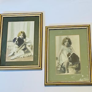 Cartes postales anciennes encadrées d'une fille et d'un chien X2