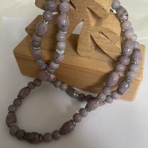 Collier de perles de pierre de lavande simple rang vintage.