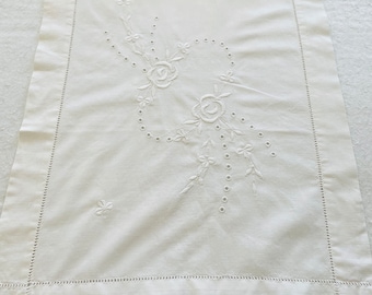 Chemin de table ancien vintage en coton blanc avec broderie 170 cm x 35 cm