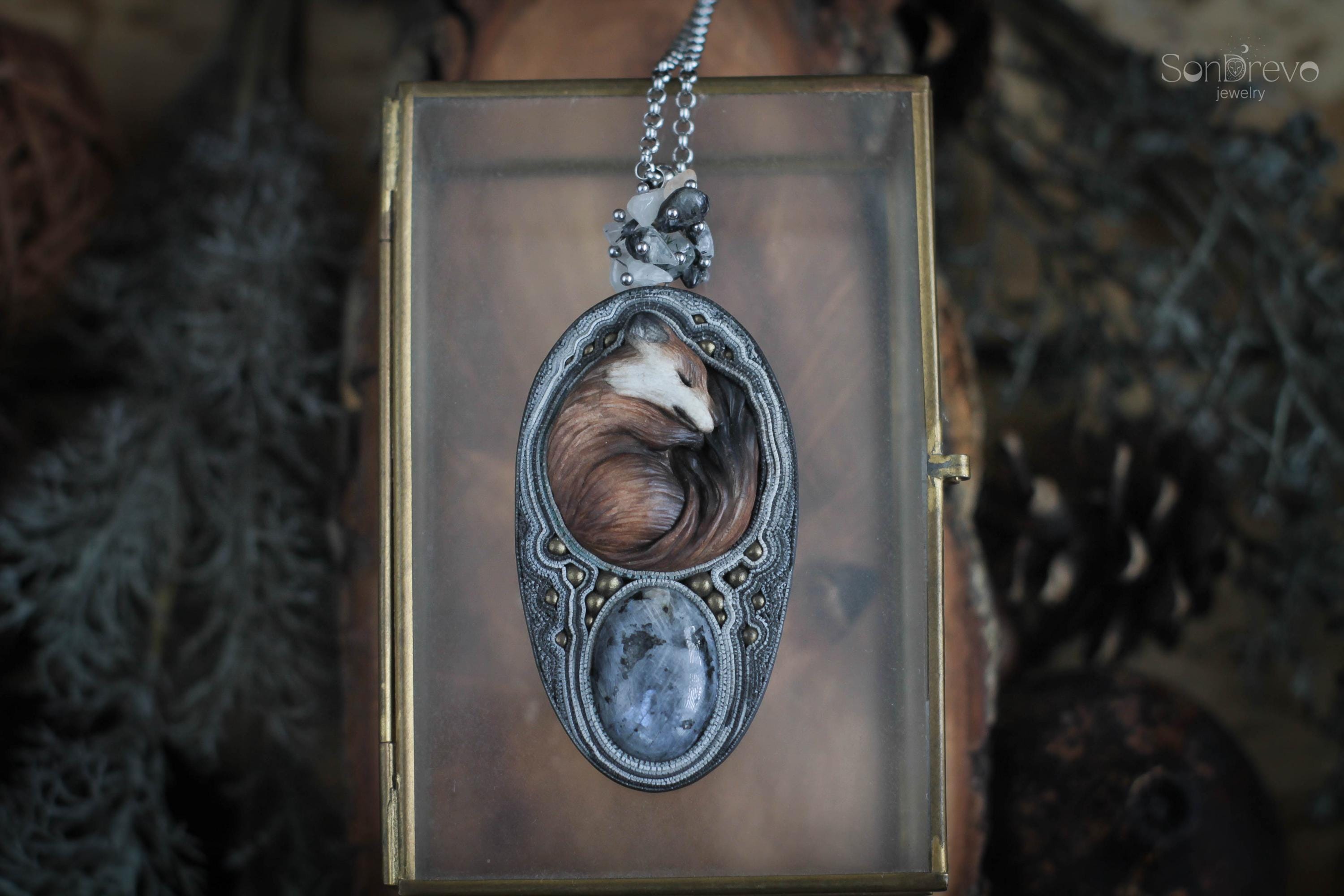 メノウの頭蓋骨細工 芸術的 台付き1個 【公式通販】