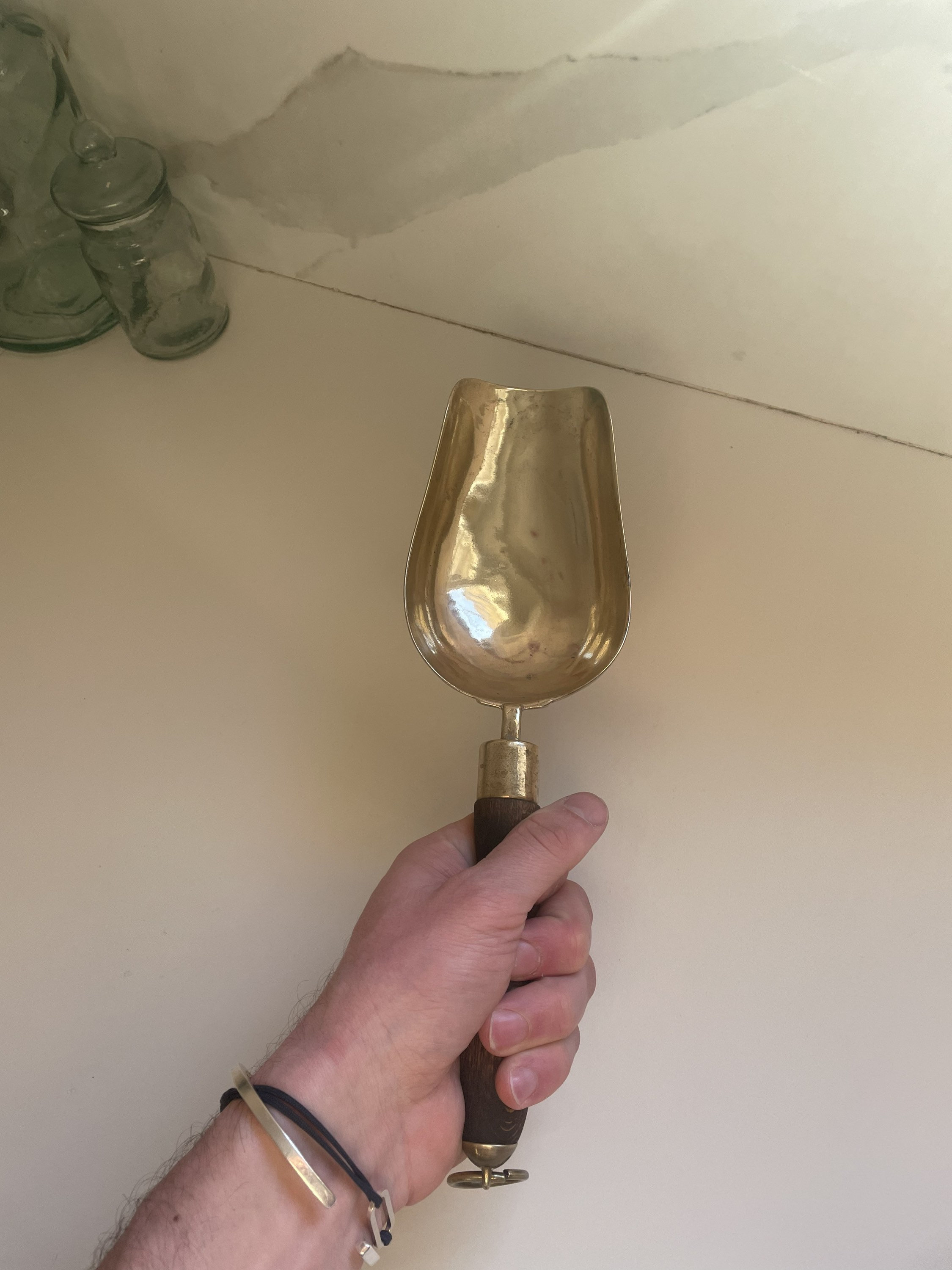 Pelle à rebord alu avec manche en frêne