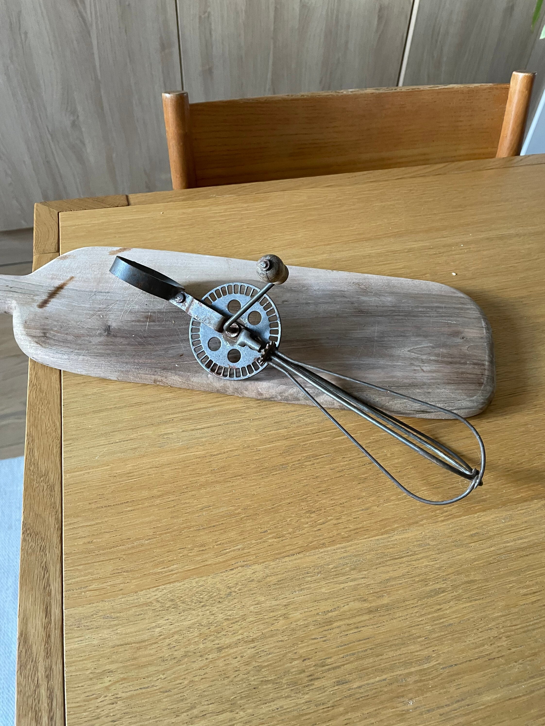 Batteur d'oeufs Français Vintage, Batteur d'oeufs. Fouet en Métal et Bois Ancien. Manual Hand Rotary