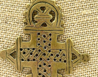 Grand collier croix en laiton