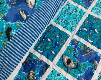 Quilt te koop, oceaanquilt, zelfgemaakte quilt, handgemaakte quilt, Queen size, oceaankleurquilt, visquilt, "Sharks and Stripes", Handgemaakte deken