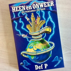 Op de afbeelding: Een blauwe boekomslag met de titel "HEEN en ONWEEER" en de ondertitel "EEN WERELDREIS PER TREIN". De omslag toont een cartoonillustratie van een trein die rond de wereld reist met een skyline erbovenop. Het boek is van Def P.