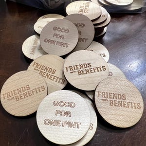 Monedas de madera grabadas/Fichas de madera personalizadas Promociones/Regalos de boda/promoción de cervecería/regalos para padrinos de boda/regalos de graduación.