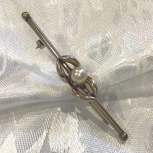 Vintage Costume Jewelry Bar Brooch with a Pearl in a 1/20 12K Gold Filled Setting