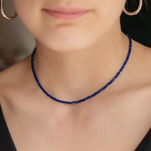 Collier délicat en lapis-lazuli classé AAAA+ | or et lapis-lazuli | Collier ras de cou en perles de lapis, Perles | Bijoux en lapis-lazuli