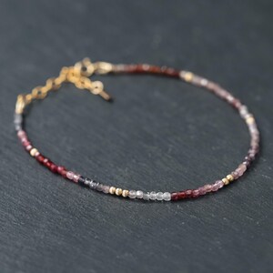 Bracelet de cheville multi spinelle | Bracelet de cheville orné de perles et de spinelles | de cheville en pierres précieuses pour femmes | Bracelet de cheville délicat à plusieurs spinelles | Bracelet de cheville multi spinelle en gold filled