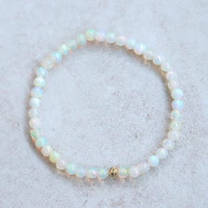 14K GULD Etiopiskt Opalarmband 4 mm – [EBEM1878] AAAA+ Opal Stretcharmband, 14K Guld Pyramid Accent, Eleganta Opalsmycken, Oktober