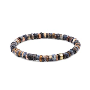 Könnte beinhalten: Ein Armband aus kleinen, flachen, kreisförmigen Scheibenperlen in den Farben Dunkelblau, Braun, Beige und Schwarz. Das Armband verfügt über eine einzelne glatte, polierte goldfarbene Metallperle, die in die kreisförmige Anordnung integriert ist.