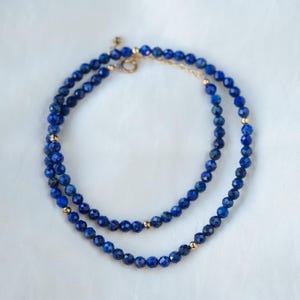 Collier délicat en lapis-lazuli classé AAAA+ | or et lapis-lazuli | Collier ras de cou en lapis et perles, Perles | Bijoux en lapis lazuli