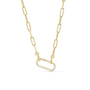 Puede incluir: Un collar de cadena en tono dorado con eslabones ovalados alargados. El eslabón central es un colgante ovalado horizontal incrustado con pequeñas piedras claras y brillantes en toda su superficie, unido a la cadena por dos pequeñas anillas.