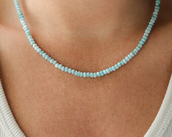 Superbe collier de petites perles Larimar, collier en gold filled 14 carats, colliers pour femmes, collier Larimar. Collier de perles, pierres précieuses