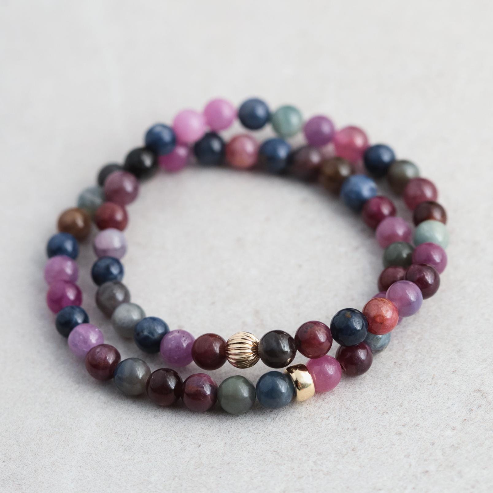 Bracciale Fatto A Mano In Pietre Naturali Rubino E Zaffiro - Sfere Sfaccettate 4 Mm - Elastico Nylon - 18 Cm