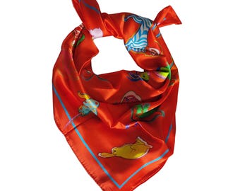 Pañuelo cuadrado de satén de seda de 90 cm. Animales medievales. 4 colores (naranja, rojo, rosa, amarillo y verde).