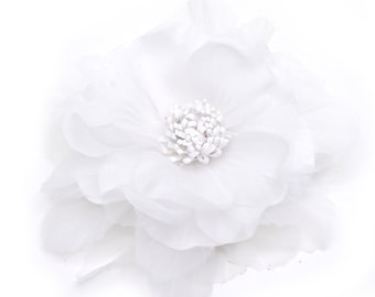 Broche de flor blanca en tejido de organza y raso.