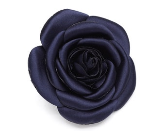 Broche fleur camélia en satin, les couleurs: bleu marine, beige, blanc.