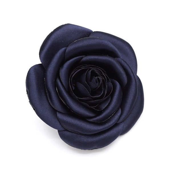 Broche fleur camélia en satin, les couleurs: bleu marine, beige, blanc.