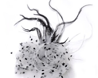 Broche de flores y plumas de gasa, estampado de puntos blancos y negros.