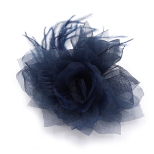 Broche flor azul oscuro en organza y pluma. imagen 3
