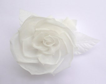 Broche fleur en organza ivoire.