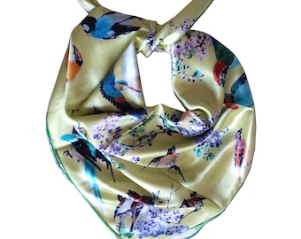 Pañuelo cuadrado de satén 100 % seda. 100 cm x 100 cm. Estampado de pájaros, color amarillo verdoso, etc. Cosido a mano.