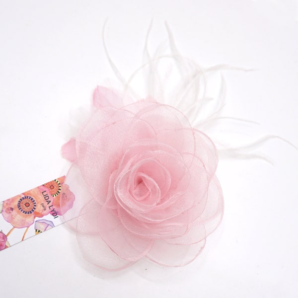 Broche fleur en tissu organza et plume. (5 couleurs: rouge, rose, gris, noir, blanc)