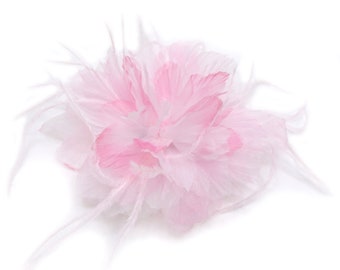 Broche de flor de plumas y organza color rosa claro.