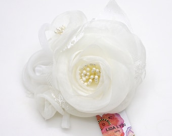 Broche de flor en tejido de organza y encaje, color marfil.