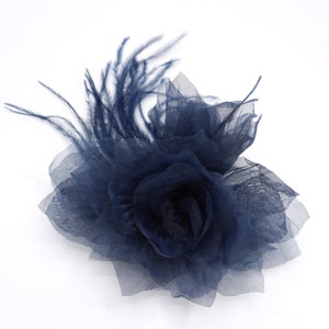 Broche flor azul oscuro en organza y pluma. Organza