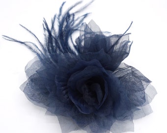 Broche flor azul oscuro en organza y pluma.