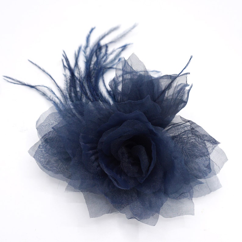 Broche fleur bleu foncé en organza et plume. Organza