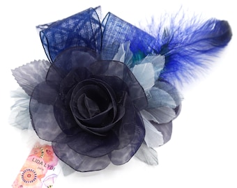 Broche fleur en organza bleu foncé.