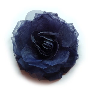 Dunkelblaue Blumenbrosche aus Organzastoff. Bild 1